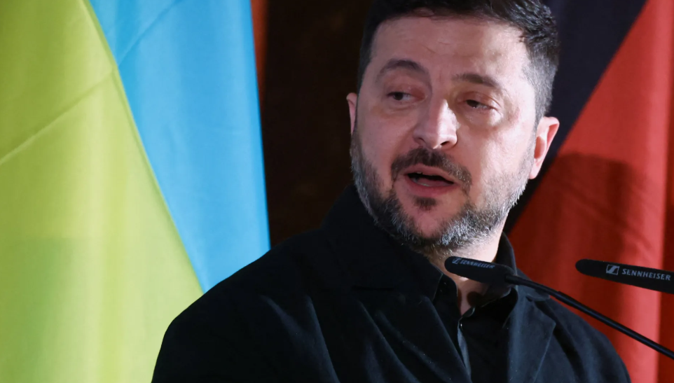 Alles begann mit einer indirekten Drohung von Selenskyj: Falls Orban den Blockade auf EU-Kredite (Milliardenhilfe für Ukraine) nicht aufhebt, würde er Orbans "Adresse an unsere Streitkräfte weitergeben", damit sie "in ihrer Sprache" mit ihm reden. Orban sieht das als massive Bedrohung und spricht von "staatlichem Banditentum" und Erpressung. Er sagt klar: "Wir werden sie nicht in die EU lassen" und "kein Geld geben".